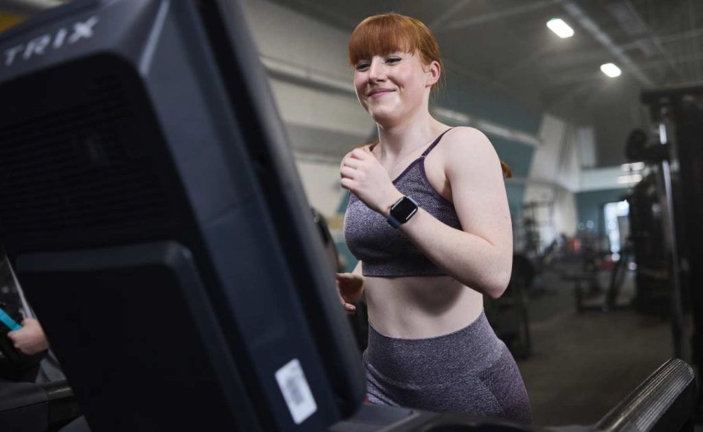 Laufen und Krafttraining werden oft als zwei separate Dinge betrachtet: Laufen einerseits als Herz-Kreislauf-Training oder Cardio, das oft zur Gewichtsabnahme, zur Verbesserung der Herzgesundheit und zur Steigerung der aeroben Kapazität und Ausdauer eingesetzt wird. Krafttraining andererseits wird als Training angesehen, das sich auf den Aufbau von Muskelkraft, Umfang und Leistung konzentriert.