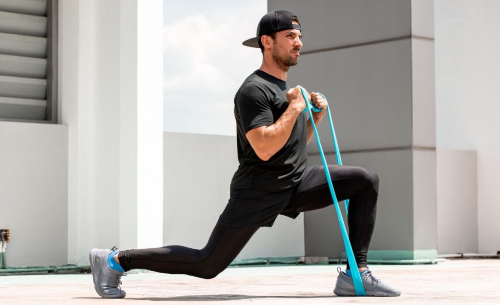 Stärke deinen Rücken, Bauch & Co. mit einfachen Widerstandsbänder-Übungen für Einsteiger. Ergänze dein Workout mit simplen Tricks und Tipps.