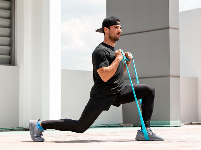 Exercices débutants avec élastique de musculation | PureGym