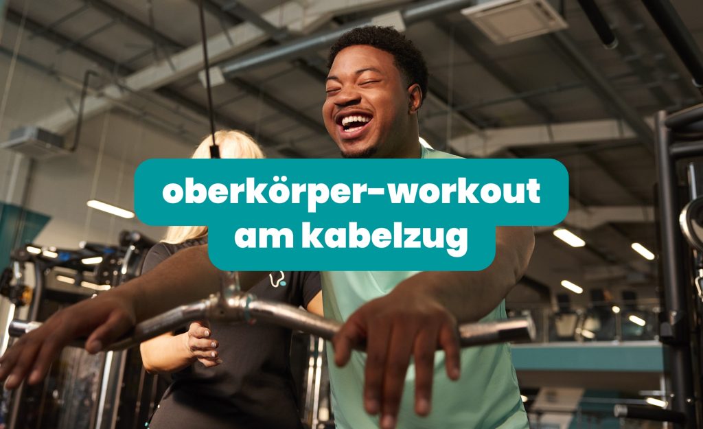 Oberkörper Workout am Kabelzug. 
Mit diesem Training stärkst du deine Arme, deinen Rücken und stabilisierst deine Haltung.