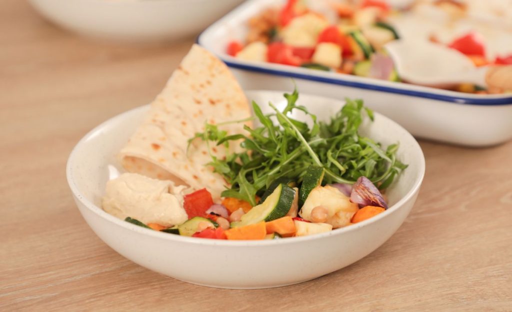 Veloce, facile e incredibilmente appagante, il nostro halloumi al miele piccante con ceci e verdure merita un posto nella tua rotazione settimanale dei pasti. Provalo oggi stesso.